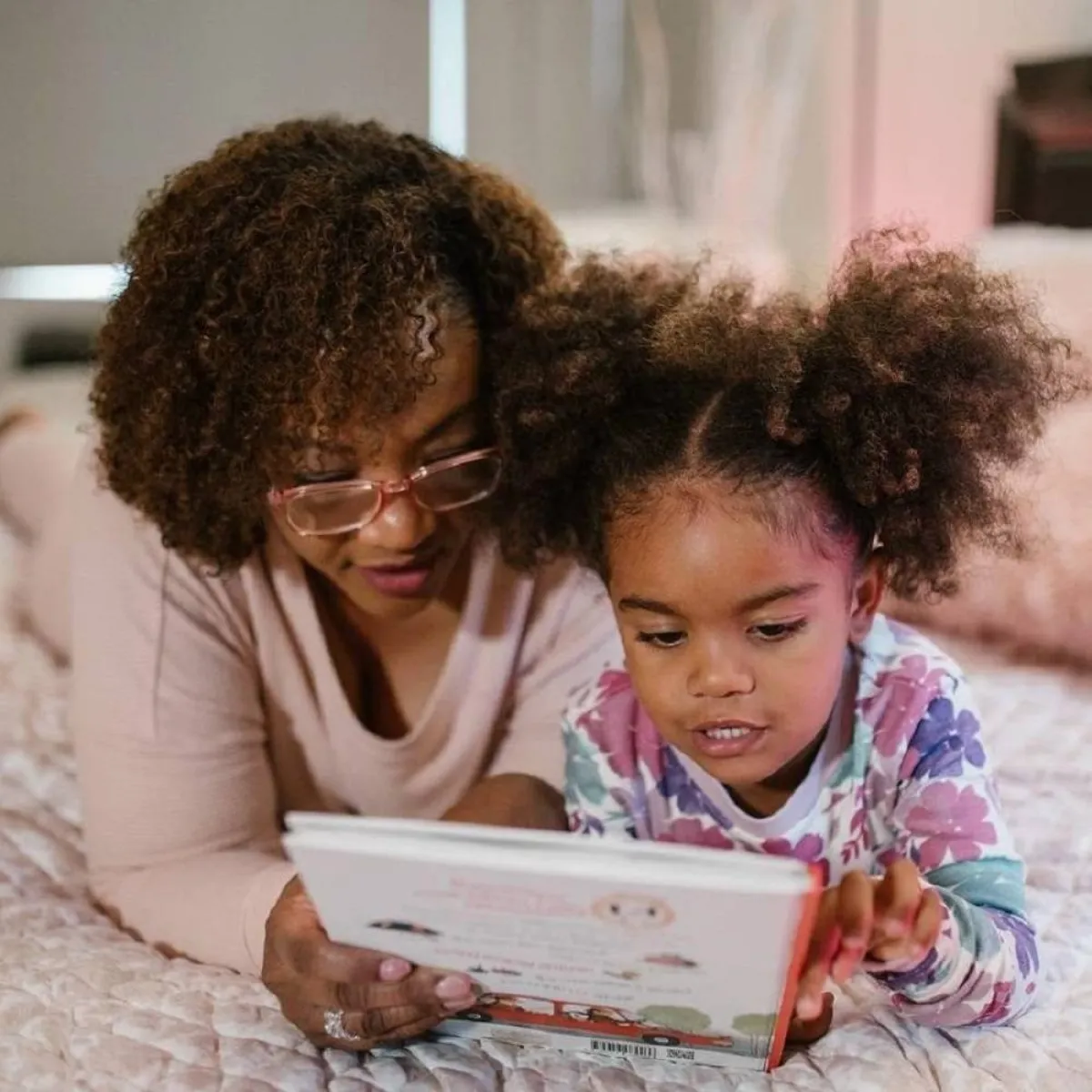 صورة لطفلة وأمها