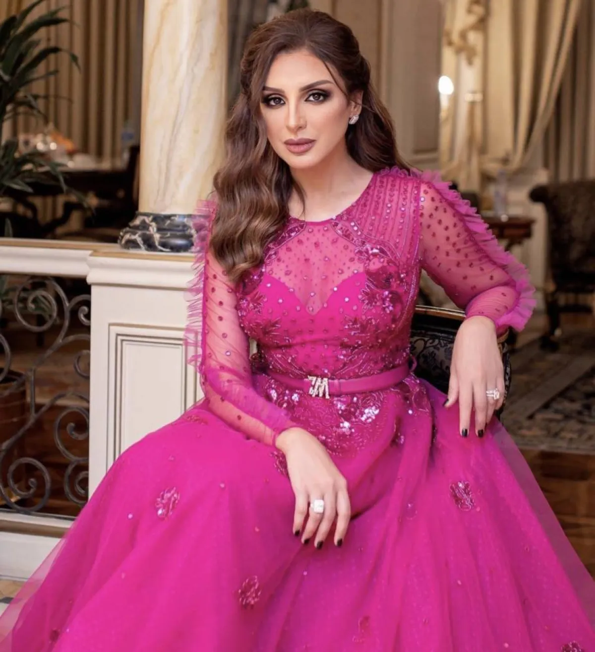 أنغام بفستان فوشيا