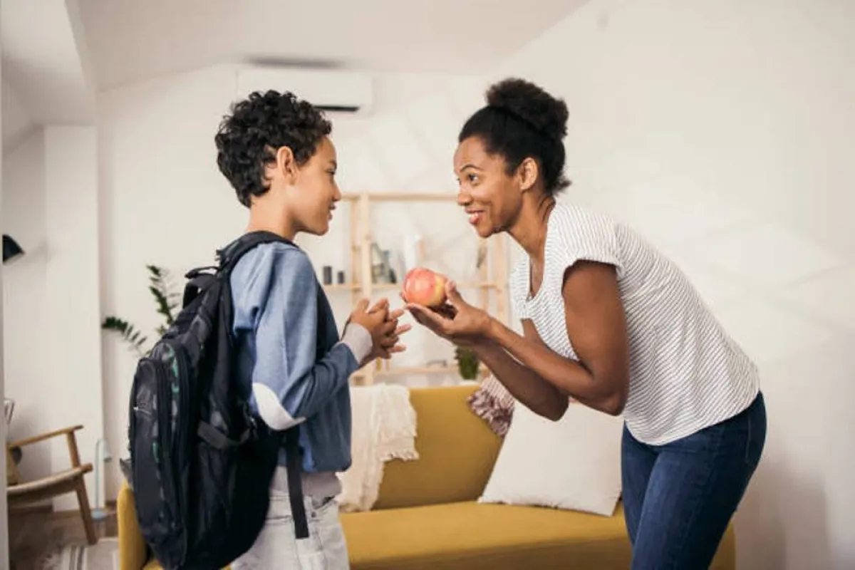 صورة لعلاقة رائعة بين أم وطفلها حيث كسبت صداقته