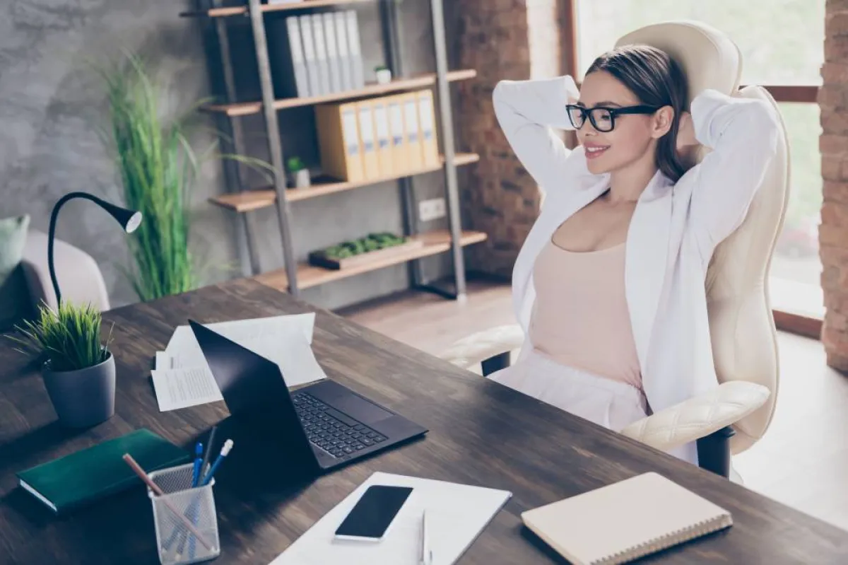 لا يصحّ رفع الرأس بوساطة اليدين، أثناء مقابلة العمل 