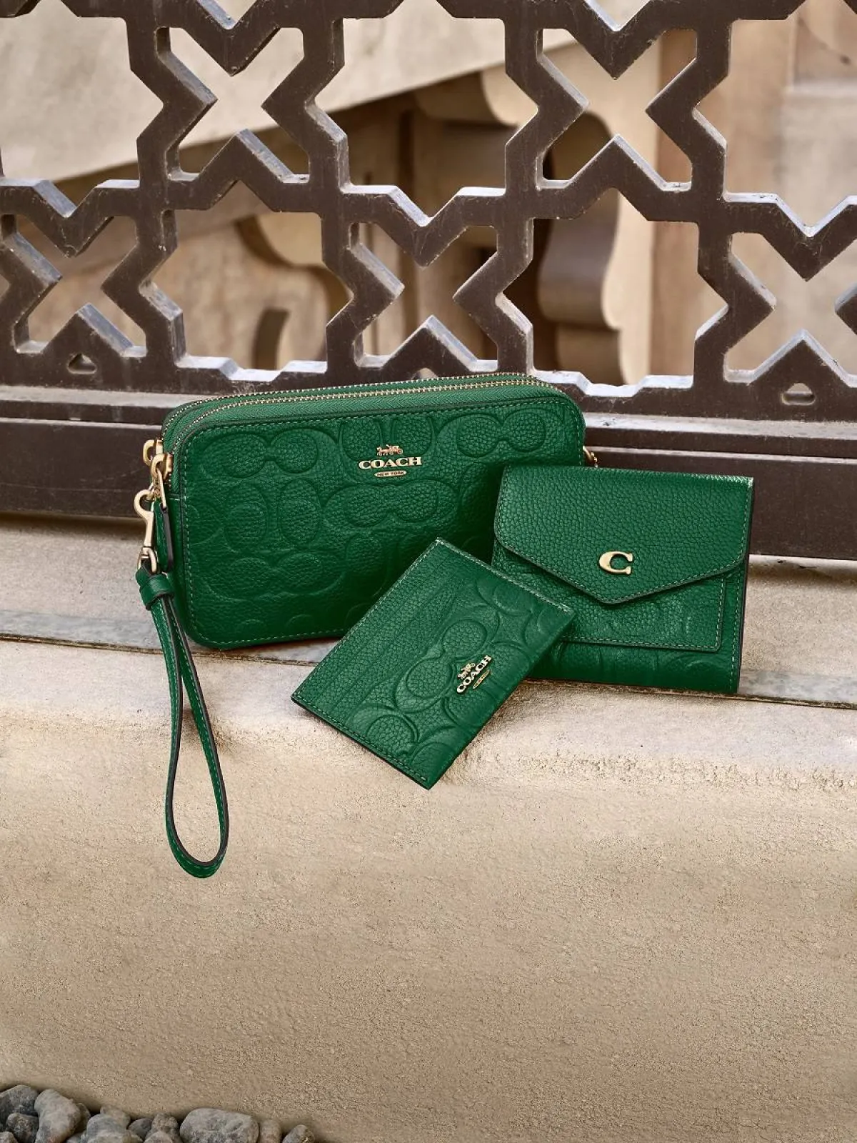 علامة COACH تكشف النقاب عن مجموعة SIGNATURE LEATHER الحصرية بمنطقة الشرق الأوسط  