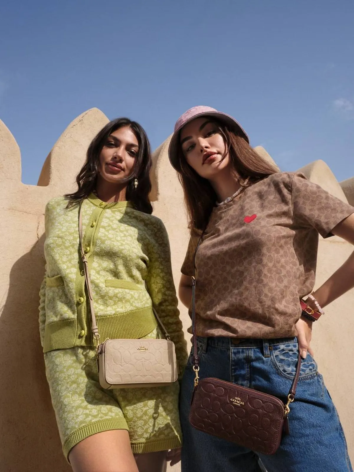  COACH تكشف النقاب عن مجموعة SIGNATURE LEATHER الحصرية 