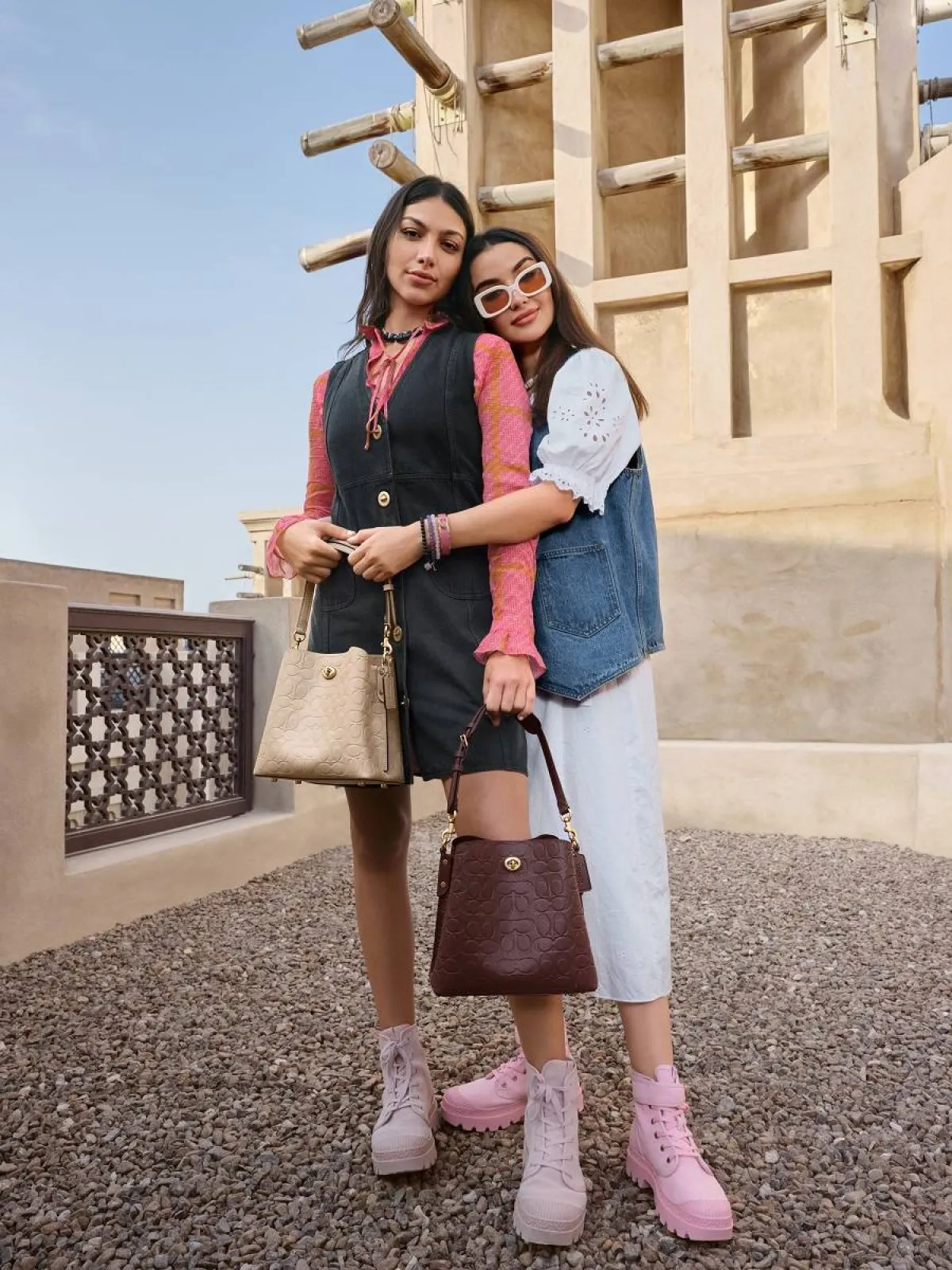 علامة COACH تكشف النقاب عن مجموعة SIGNATURE LEATHER الحصرية بمنطقة الشرق الأوسط مع حملة إعلانية من بطولة تاليا فوّاز ورانيا فوّاز 