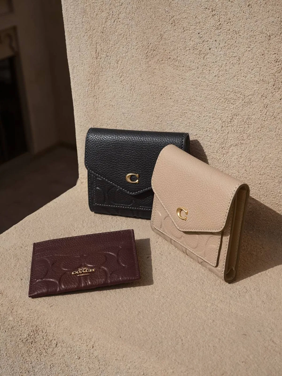 علامة COACH تكشف النقاب عن مجموعة SIGNATURE LEATHER الحصرية بمنطقة الشرق الأوسط