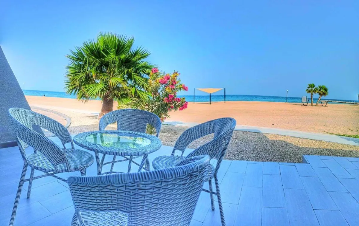 جلسات على الشاطئ في منتجع وسبا هدب الخبر