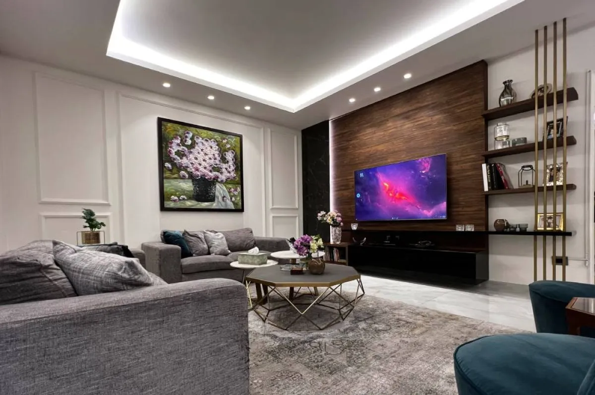 لناحية الألوان، فإن القاعدة العامّة تدعو إلى التخلّي عن تلك اللافتة للبصر 