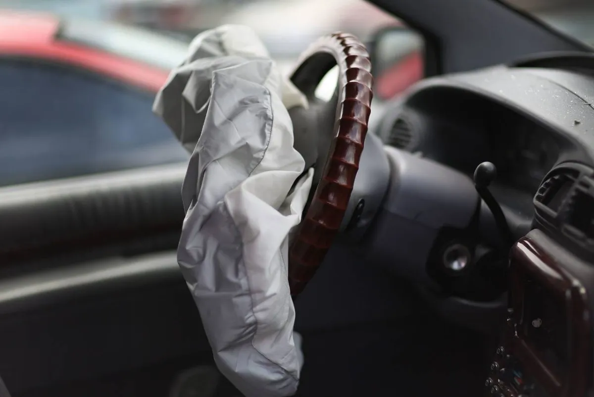 أسباب إضاءة لمبة الإيرباج airbag في السيارة