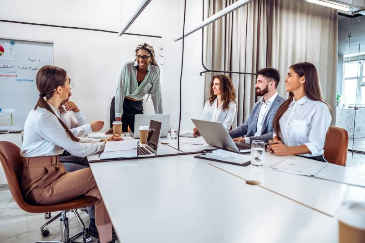 من الهام الاستماع إلى النقد البنّاء من الأصدقاء