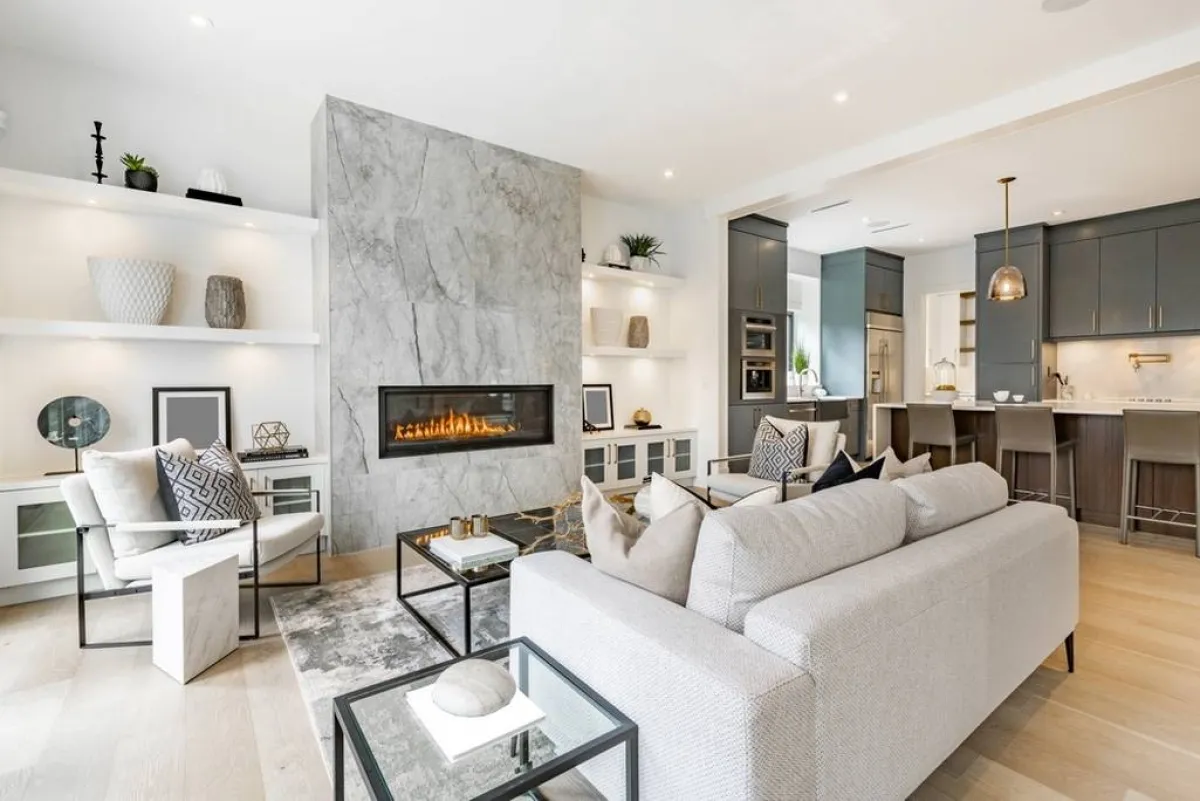 ديكور جذّاب لمنطقة الجلوس، في حضور المدفأة