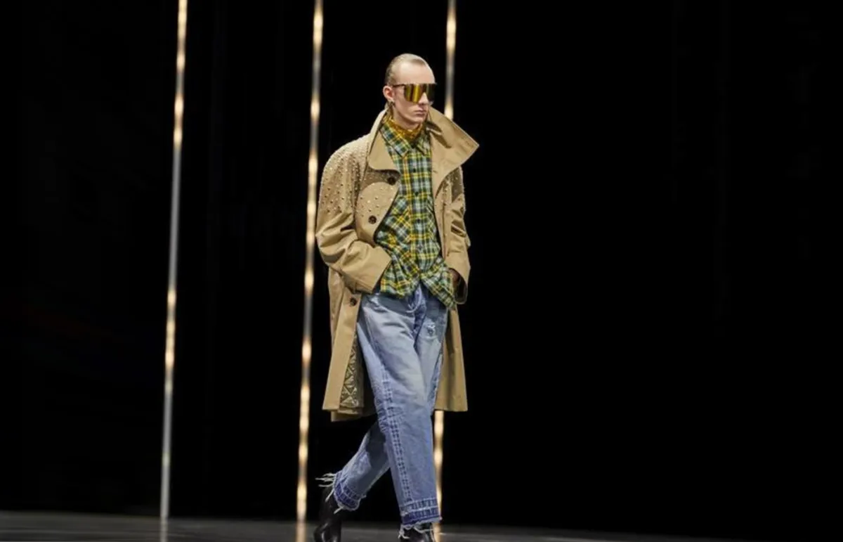 إطلالة كاجوال بالجينز من سيلين Celine