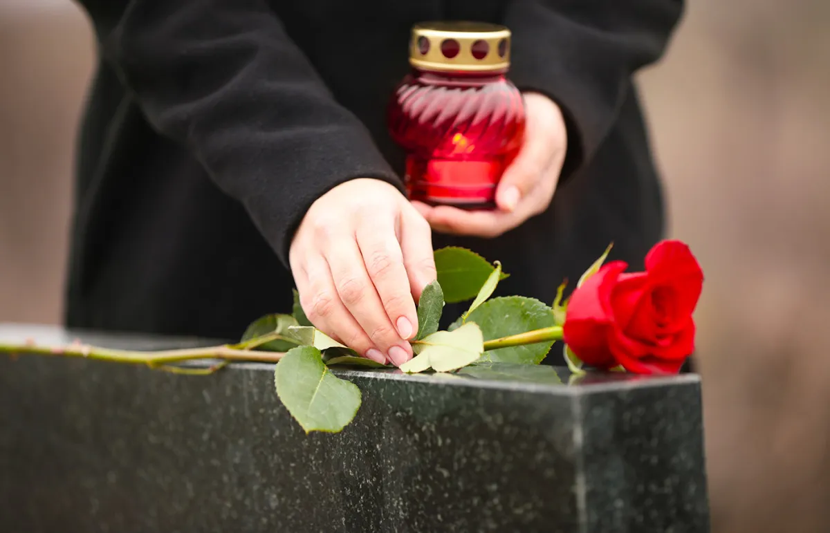 بفضل فيسبوك .. بريطانية تكتشف استمرارها في زيارة قبر خاطئ لوالدها منذ 43 عاما