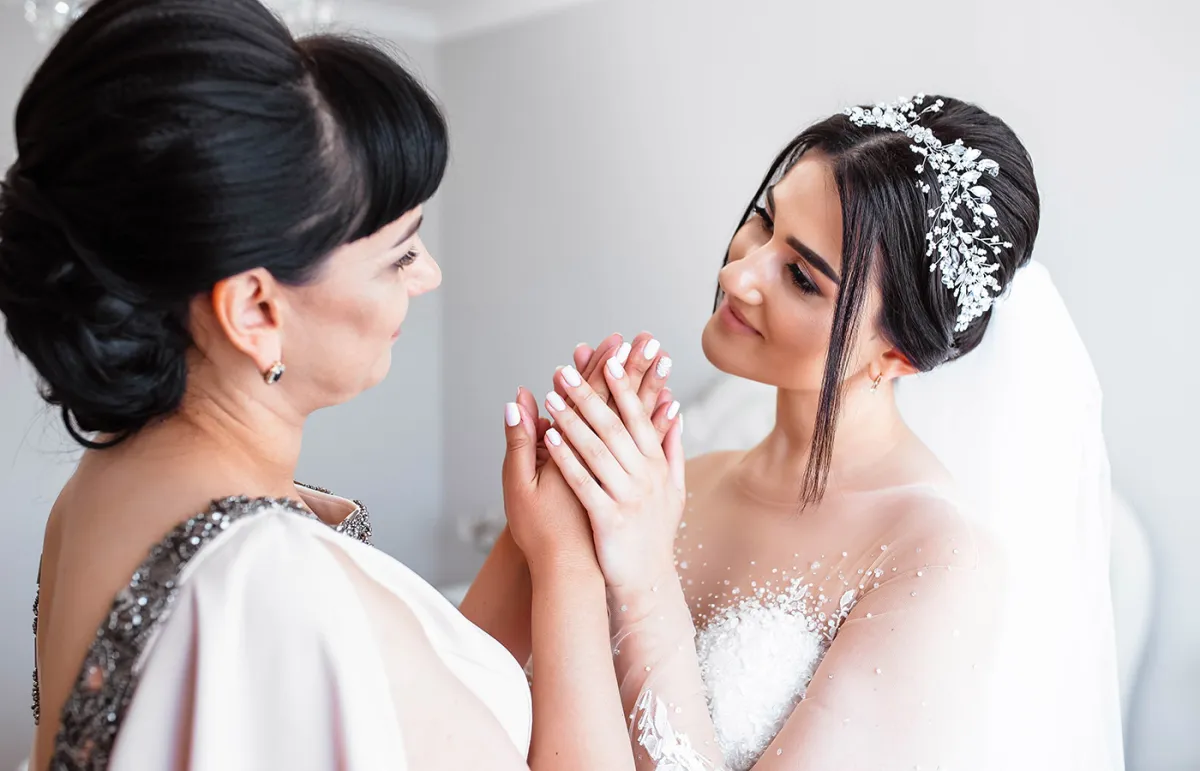 تسريحات أم العروس 2022