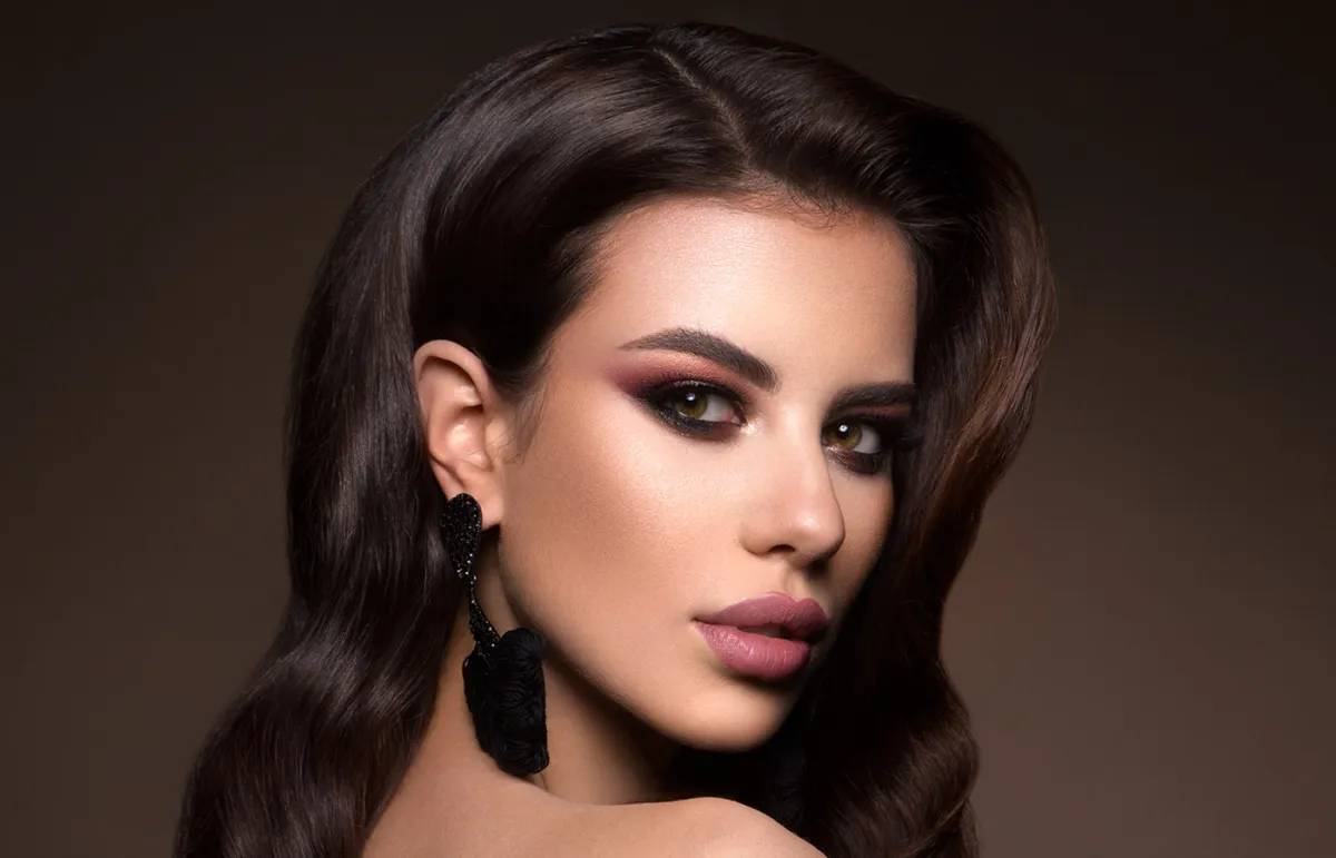 خطوات تعليمية للحصول على مكياج متوهج للبشرة