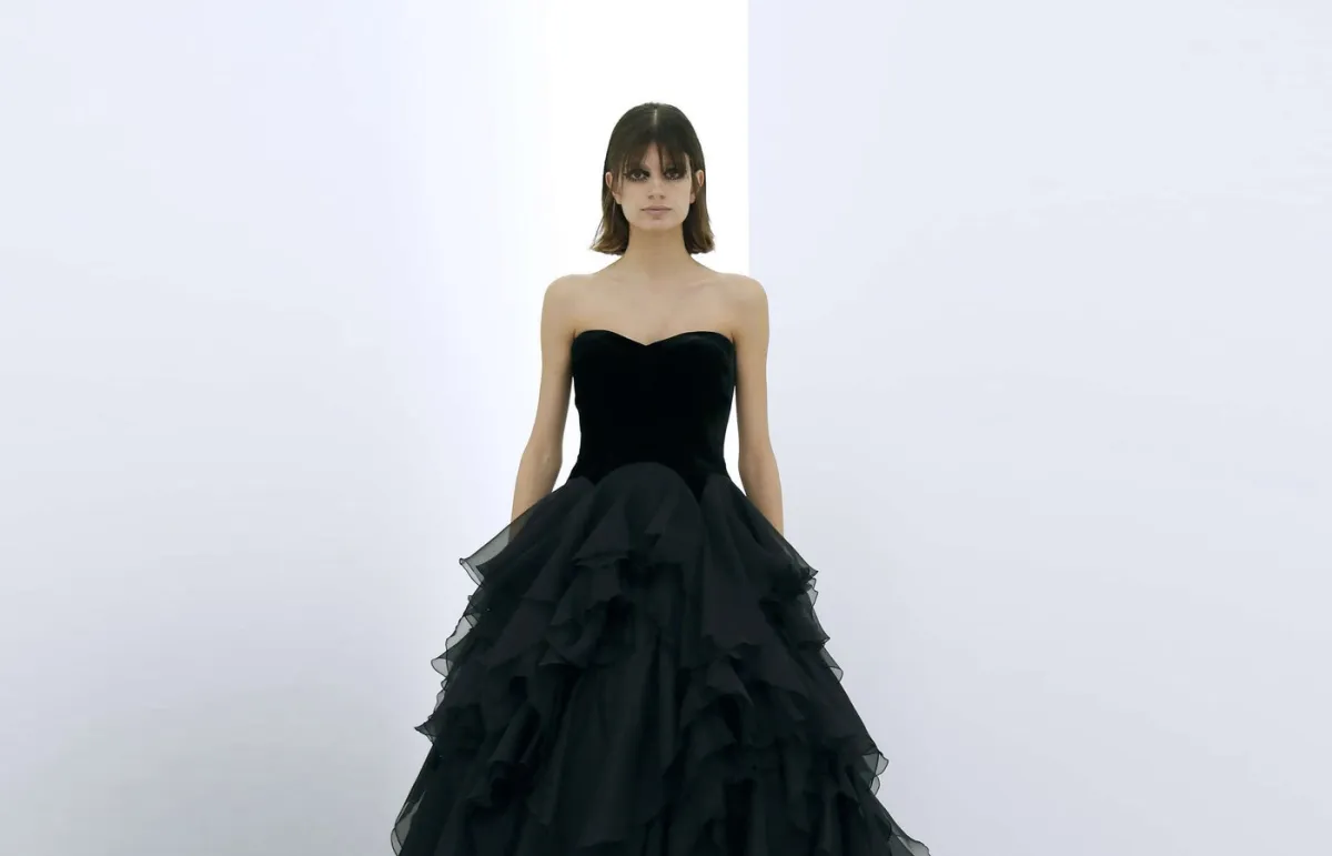 كيف تنسّقين الفستان الأسود في إطلالاتك؟