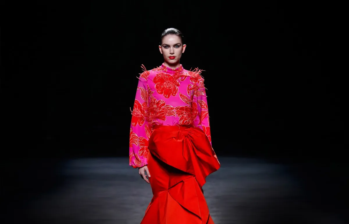 تنورة باللون الأحمر من خورخي فاسكيز  Jorge Vazquez