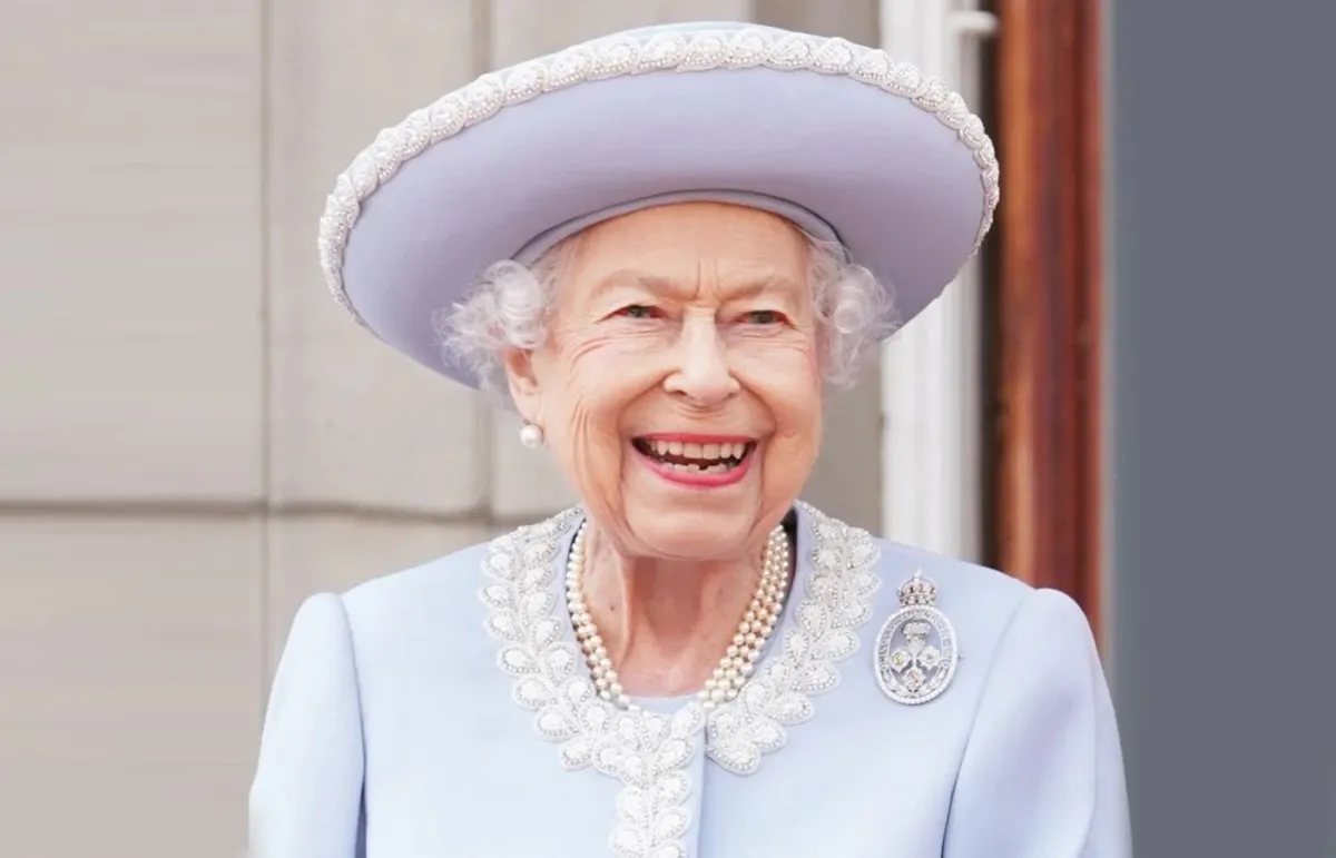 بوداع يليق بالراحلة الملكة إليزابيث الثانية.. دبابيس ورود من الذهب والماس من بين 98 بروش اقتنتها!