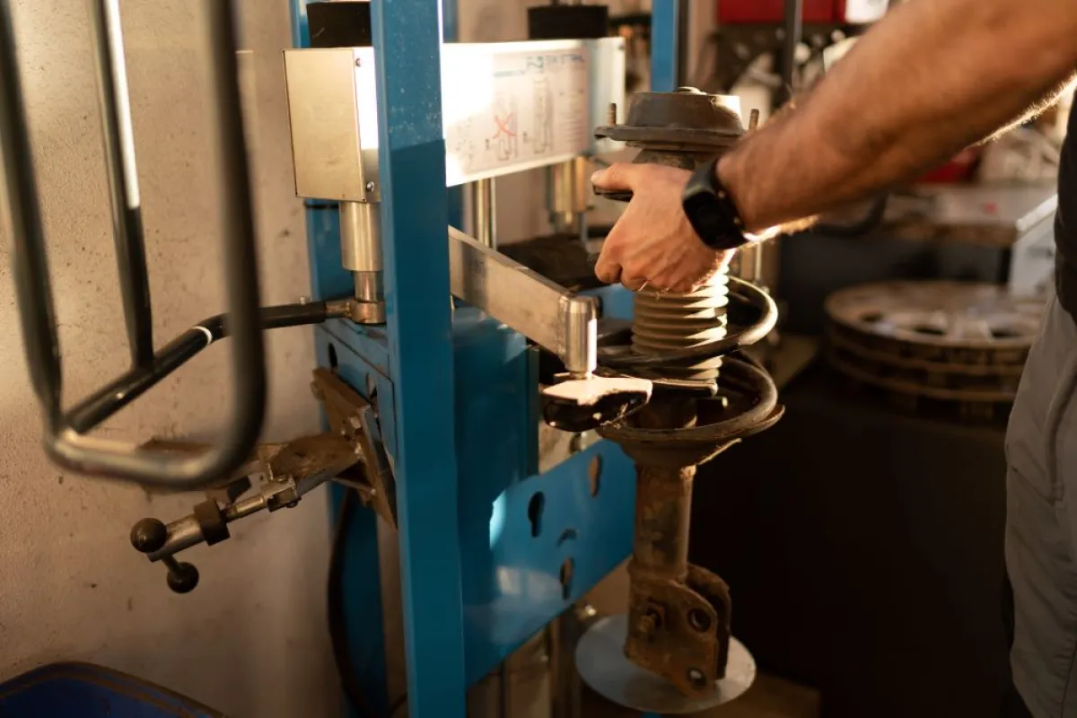 ممتصات الصدمات في السيارة