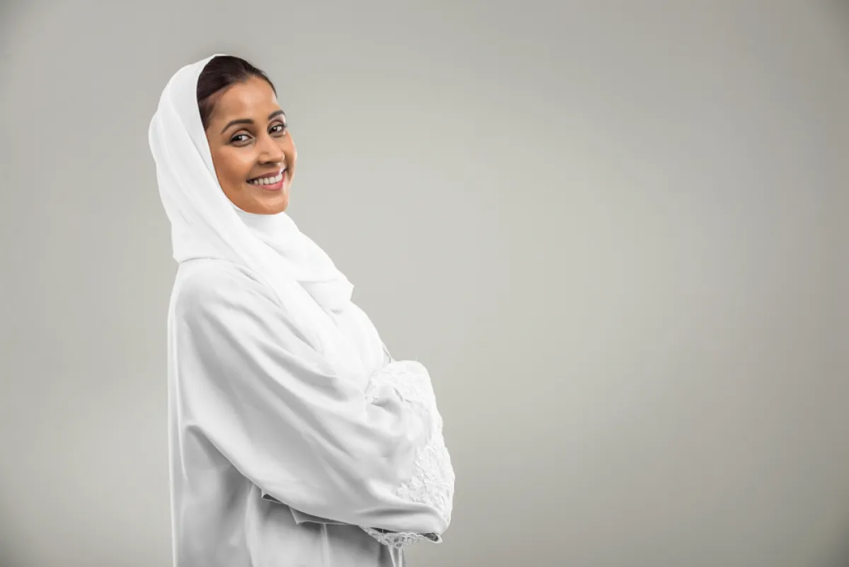 امرأة ترتدي عباءة بيضاء اللون