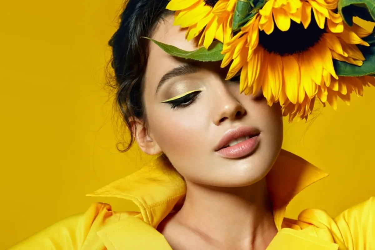 الأيلاينر الملون أبرز صيحات خريف 2022.. إليكِ أفضل الخيارات