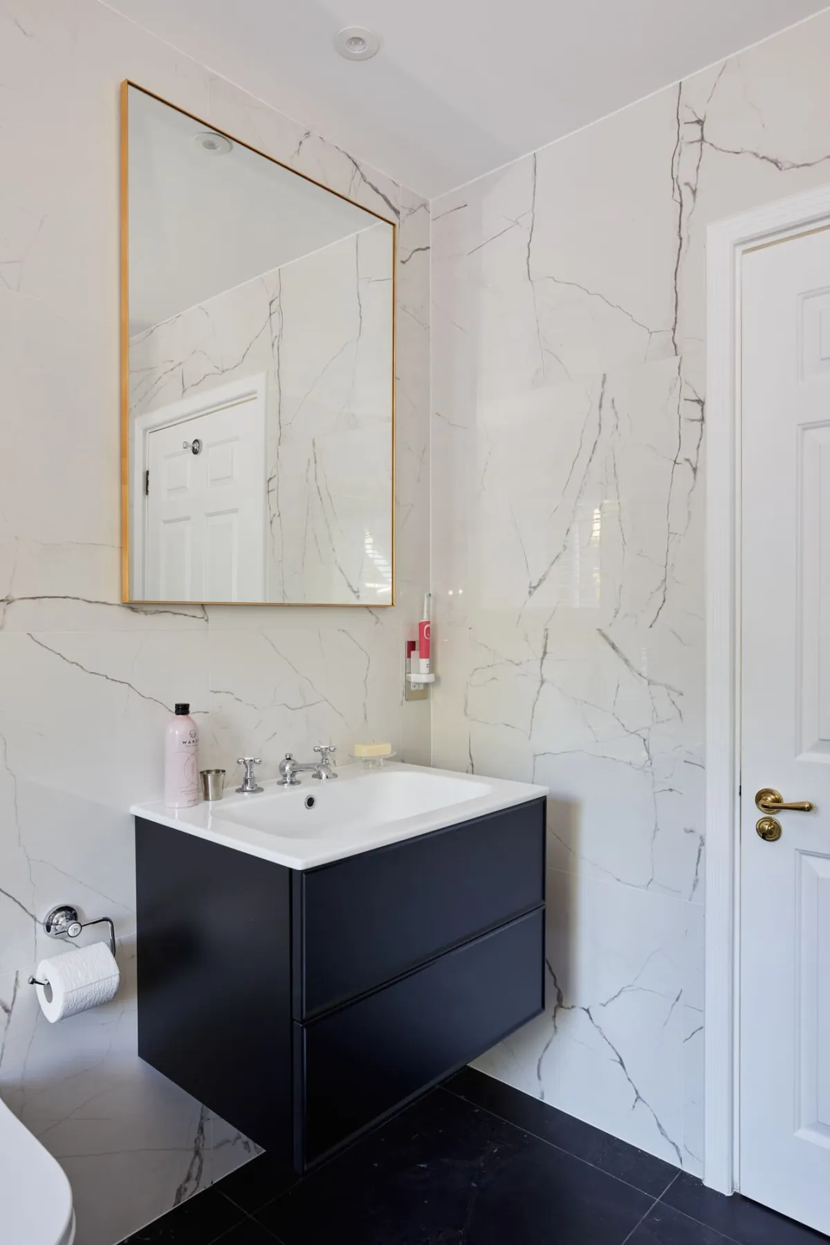 الرخام الأبيض مناسب للجدران في الحمّام الضيّق