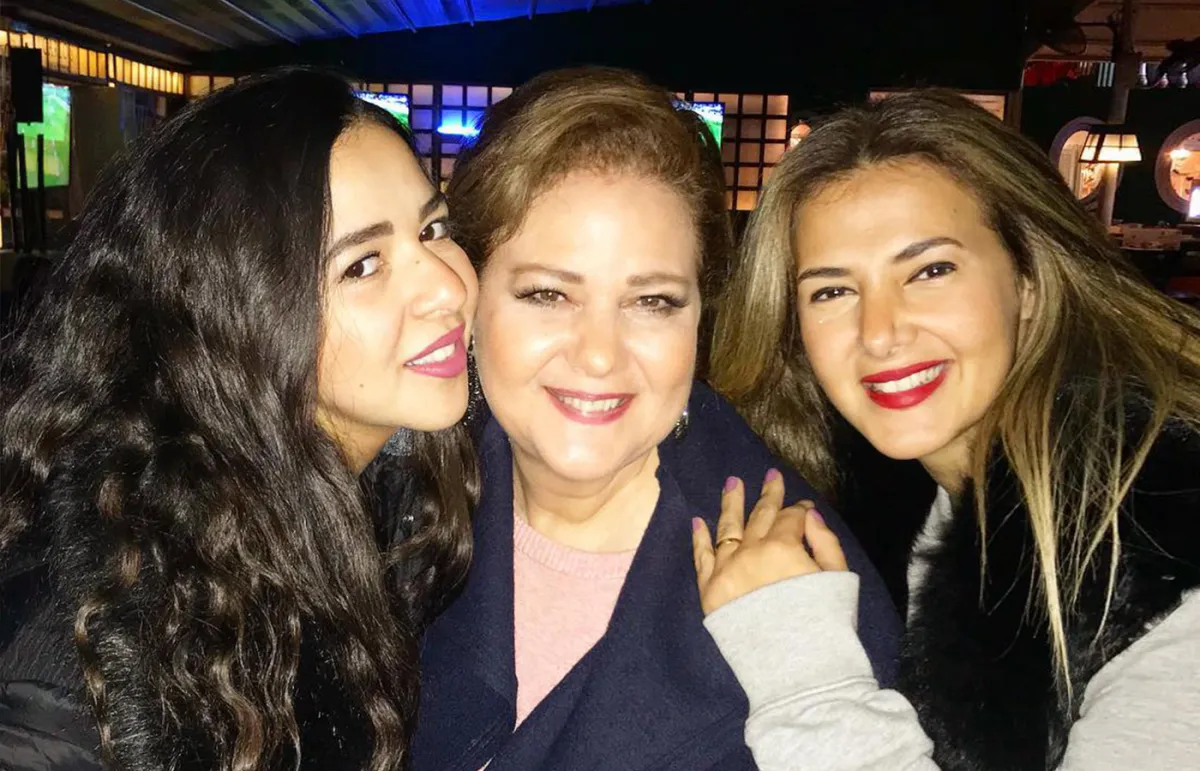 دلال عبد العزيز وابنتاها دنيا وإيمي - الصورة من حساب دنيا سمير غانم على انستغرام