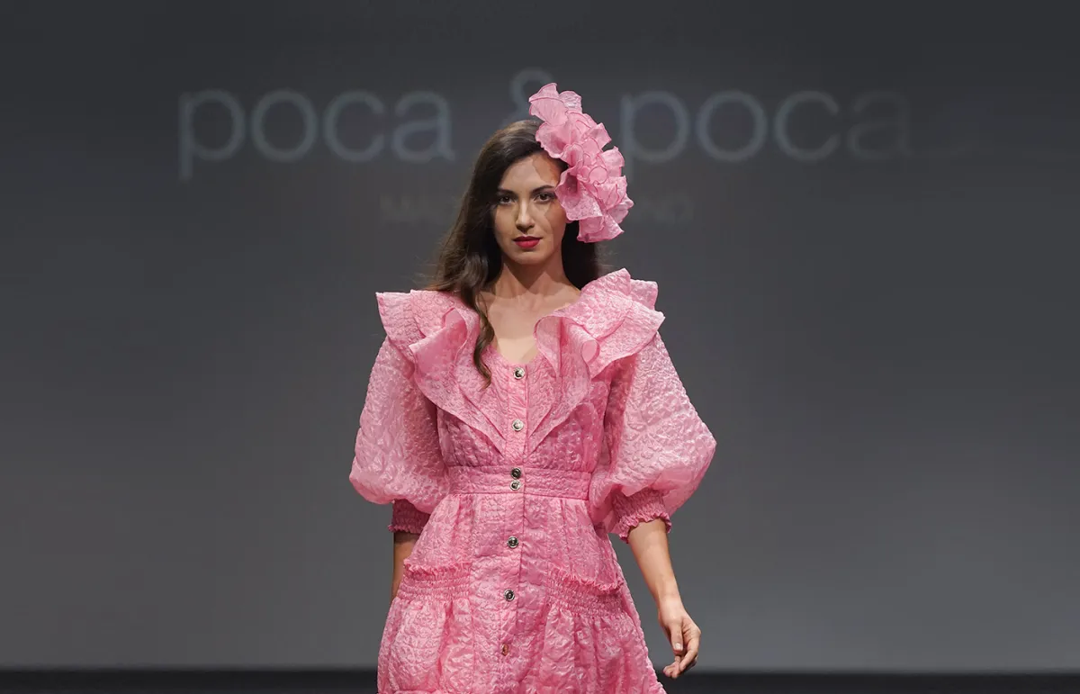 إطلالات باللون الزهري