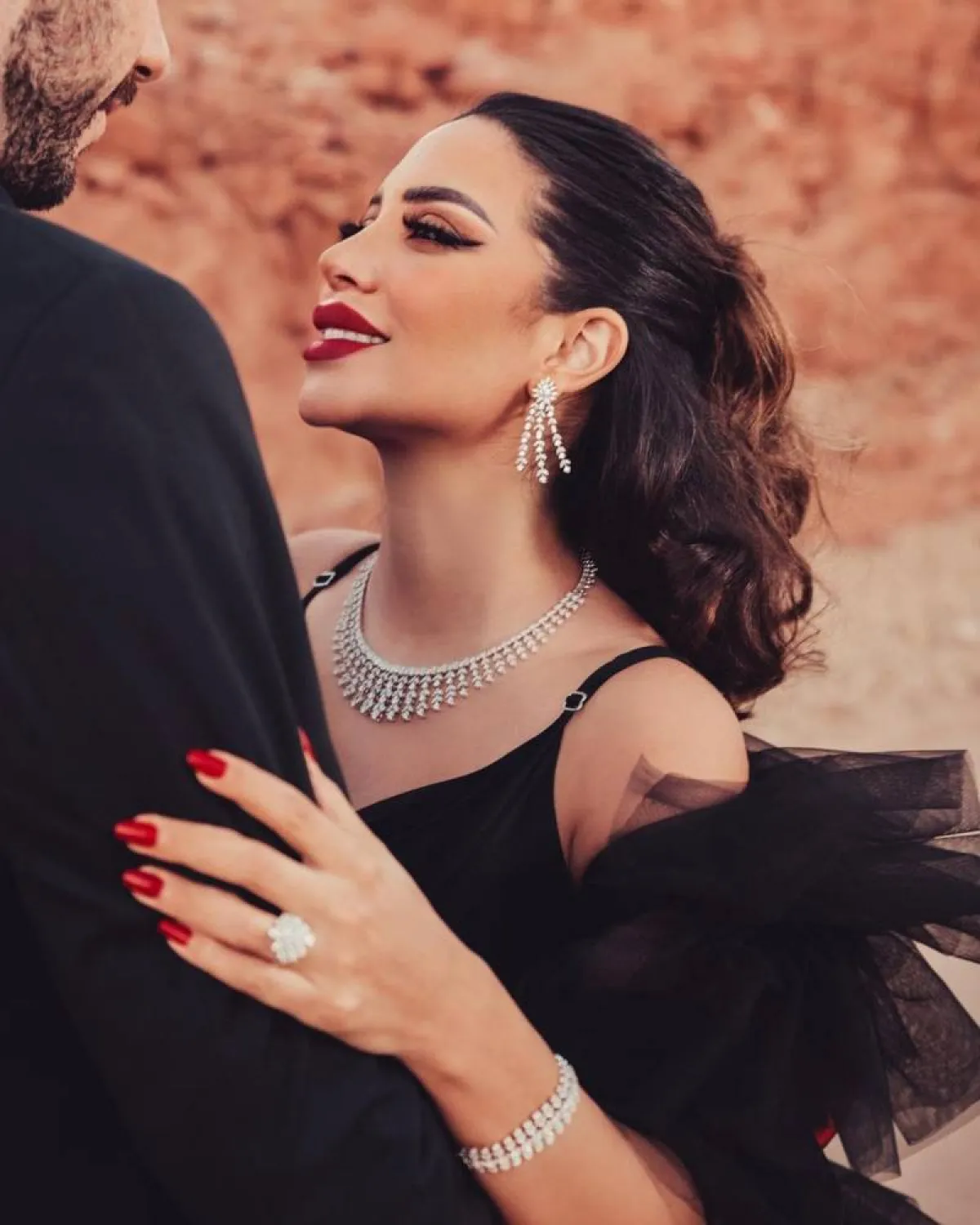 بيان لنجاوي بطقم من الألماس الأبيض