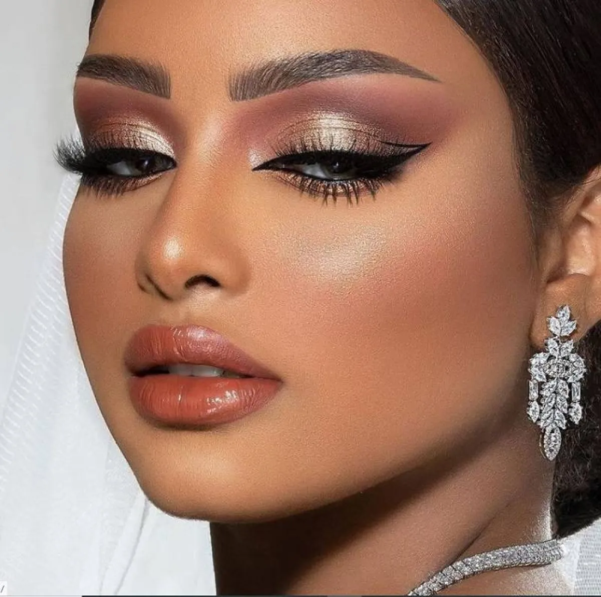 ألوان مكياج عيون عروس 2022