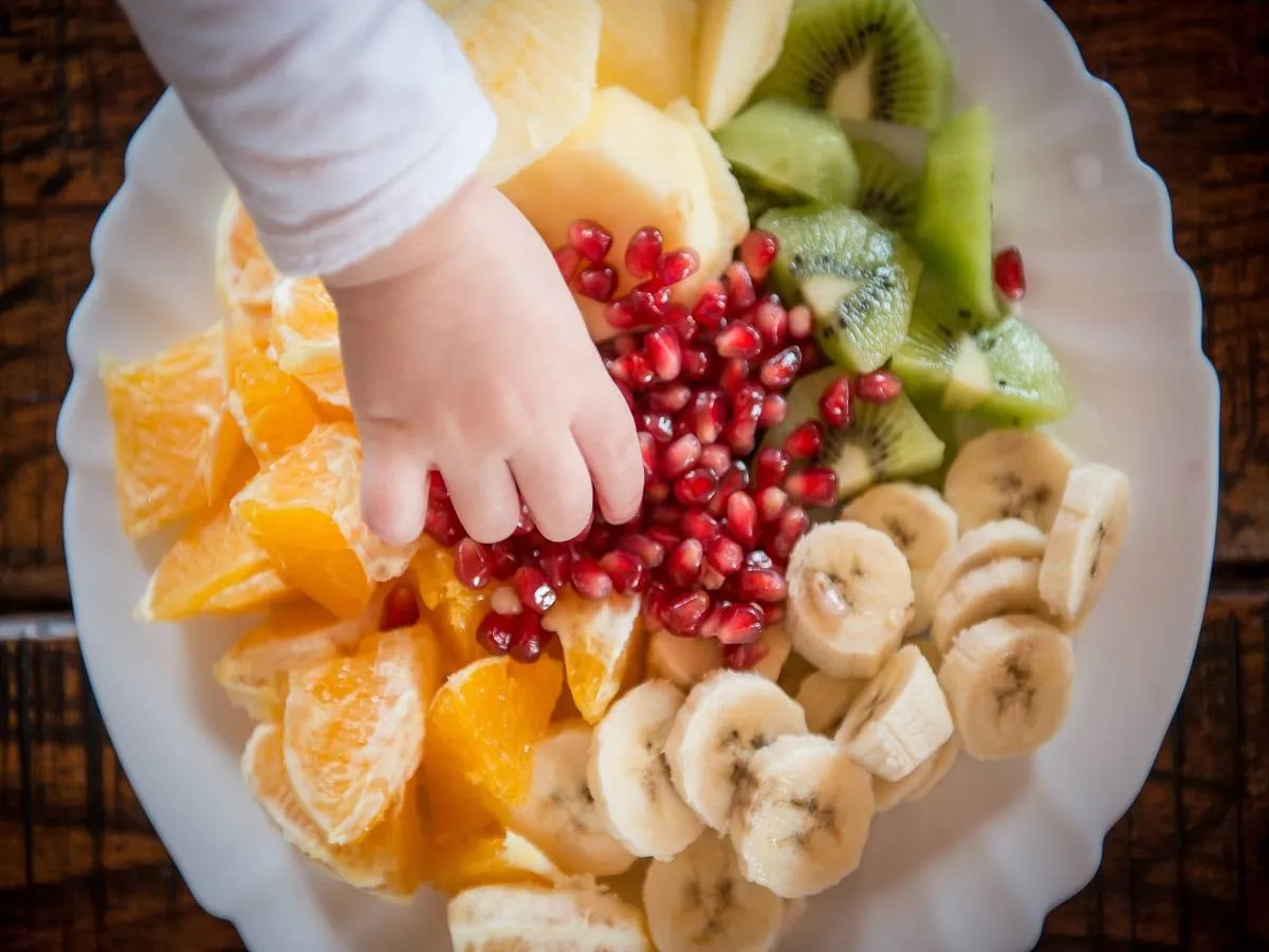 صورة لطفل يتناول الفاكهة