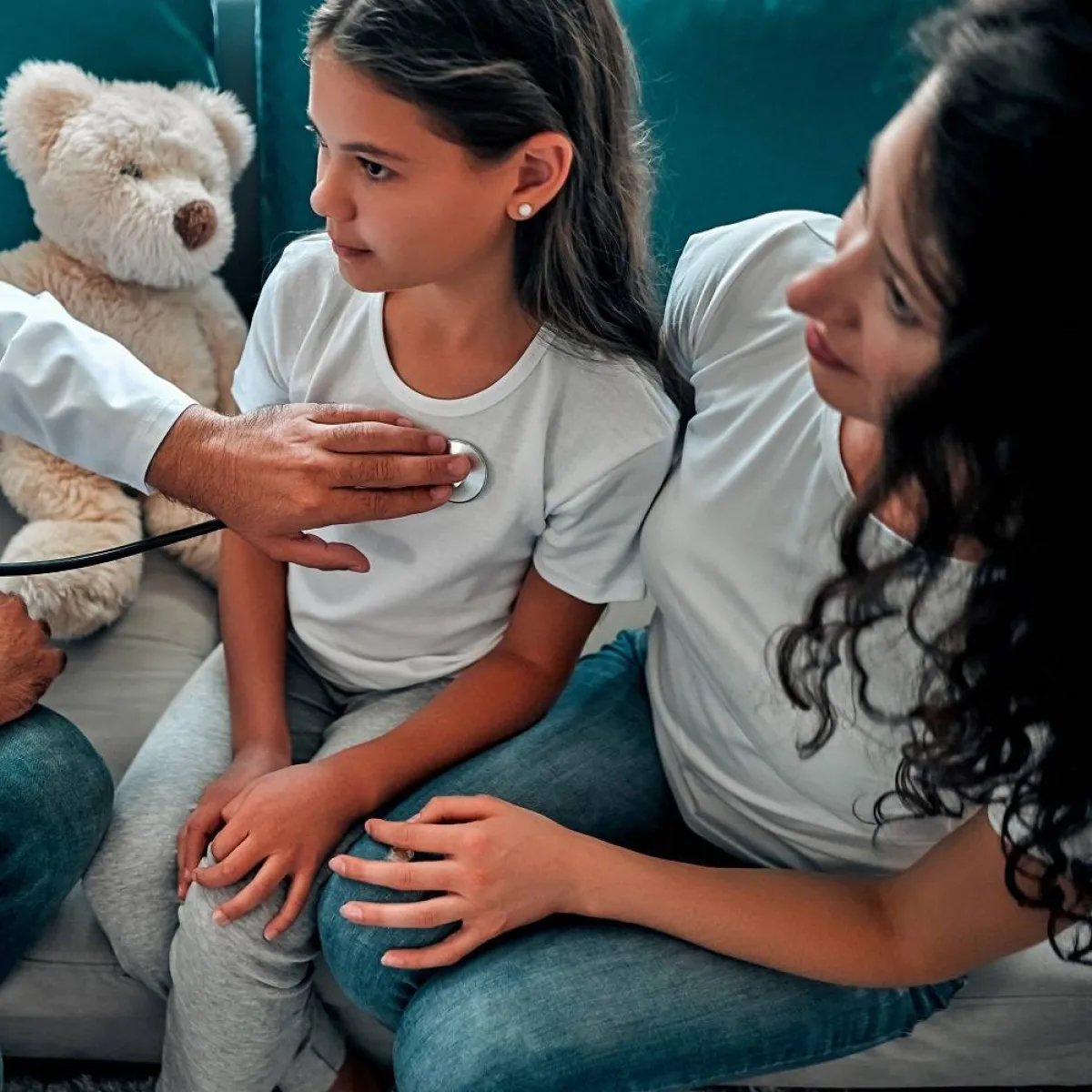 صورة لطفلة  وأمها عند الطبيب