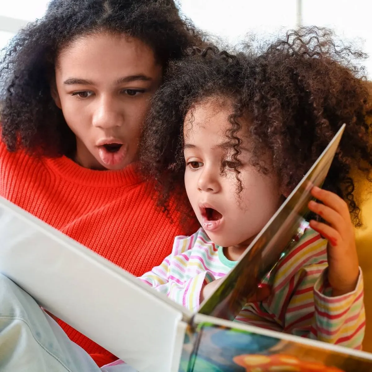 صورة لطفل يقرأ