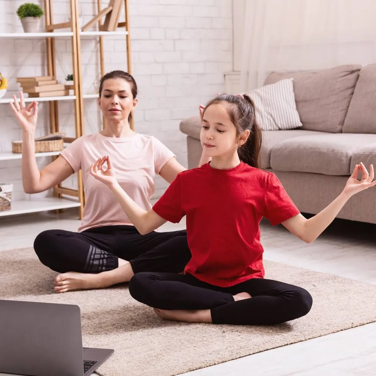 صورة لطفلة تمارس اليوجا مع أمها