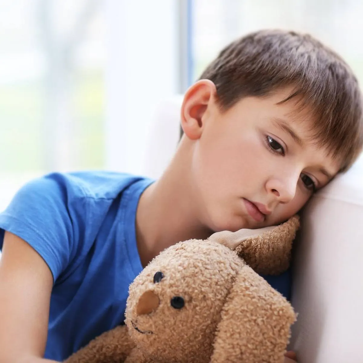 صورة لطفل خائف قلق