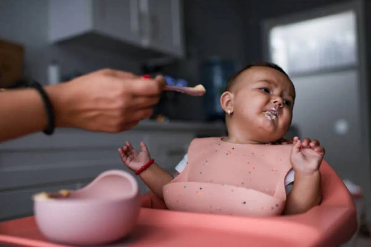 صورة لرضيع يرفض الطعام الخارجي لعدة أسباب