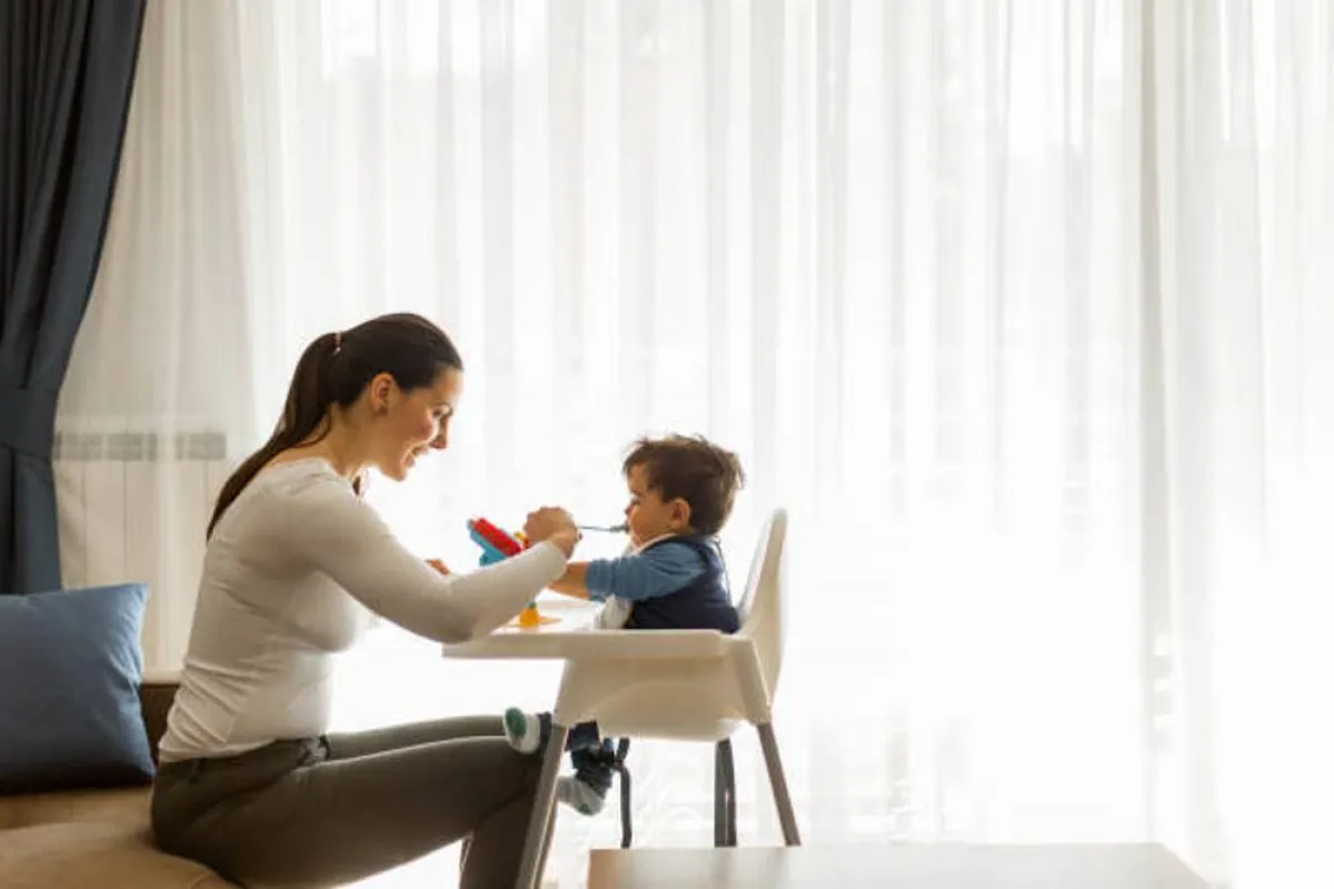 صورة لأم تقدم صنفاً خارجياً لطفلها