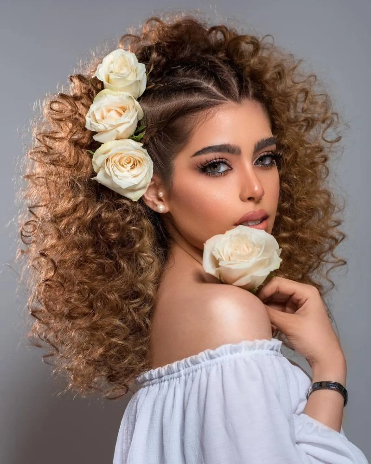 تسريحات شعر مجعد مرفوع للعروس