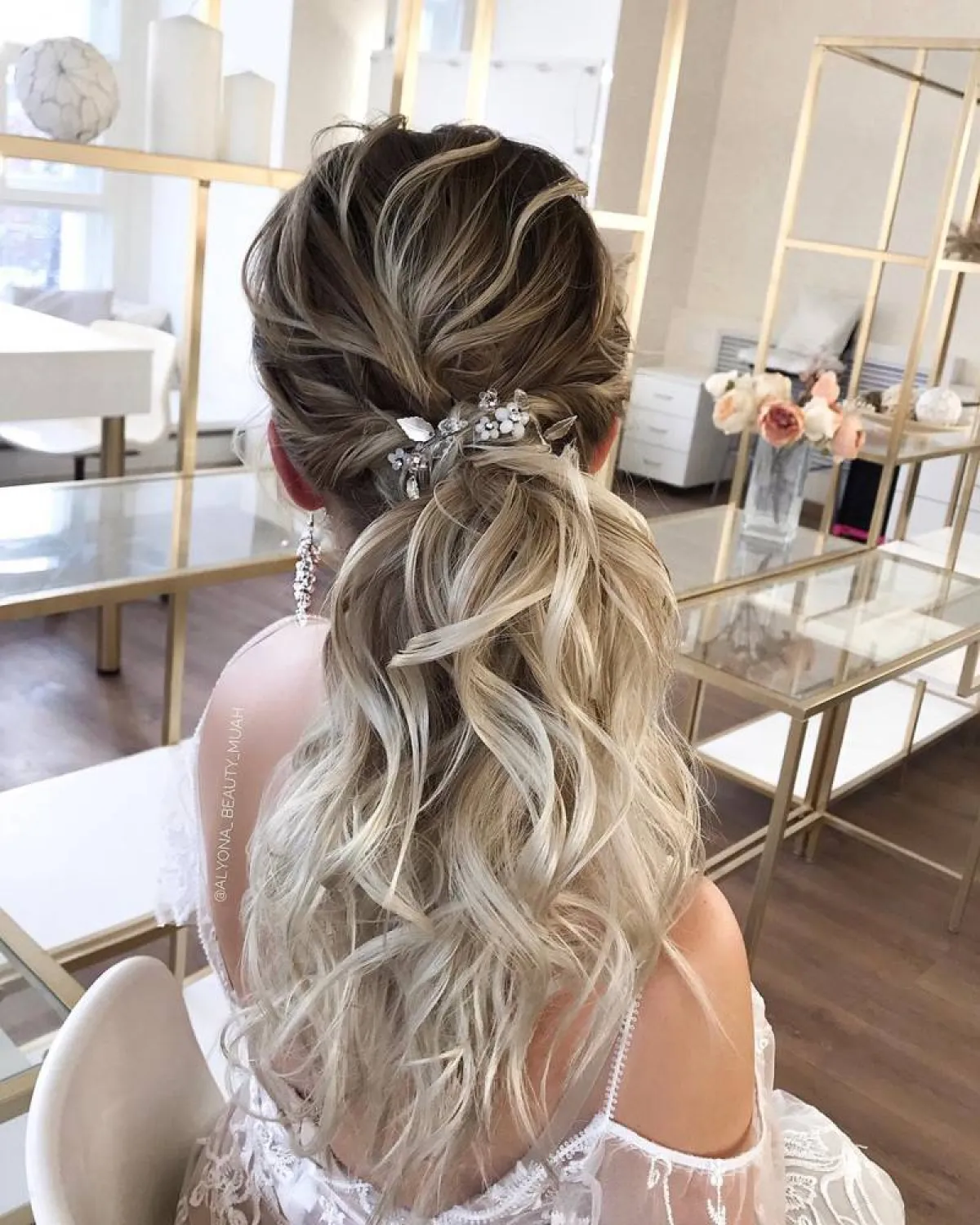 تسريحة شعر مجعد لعروس 2023