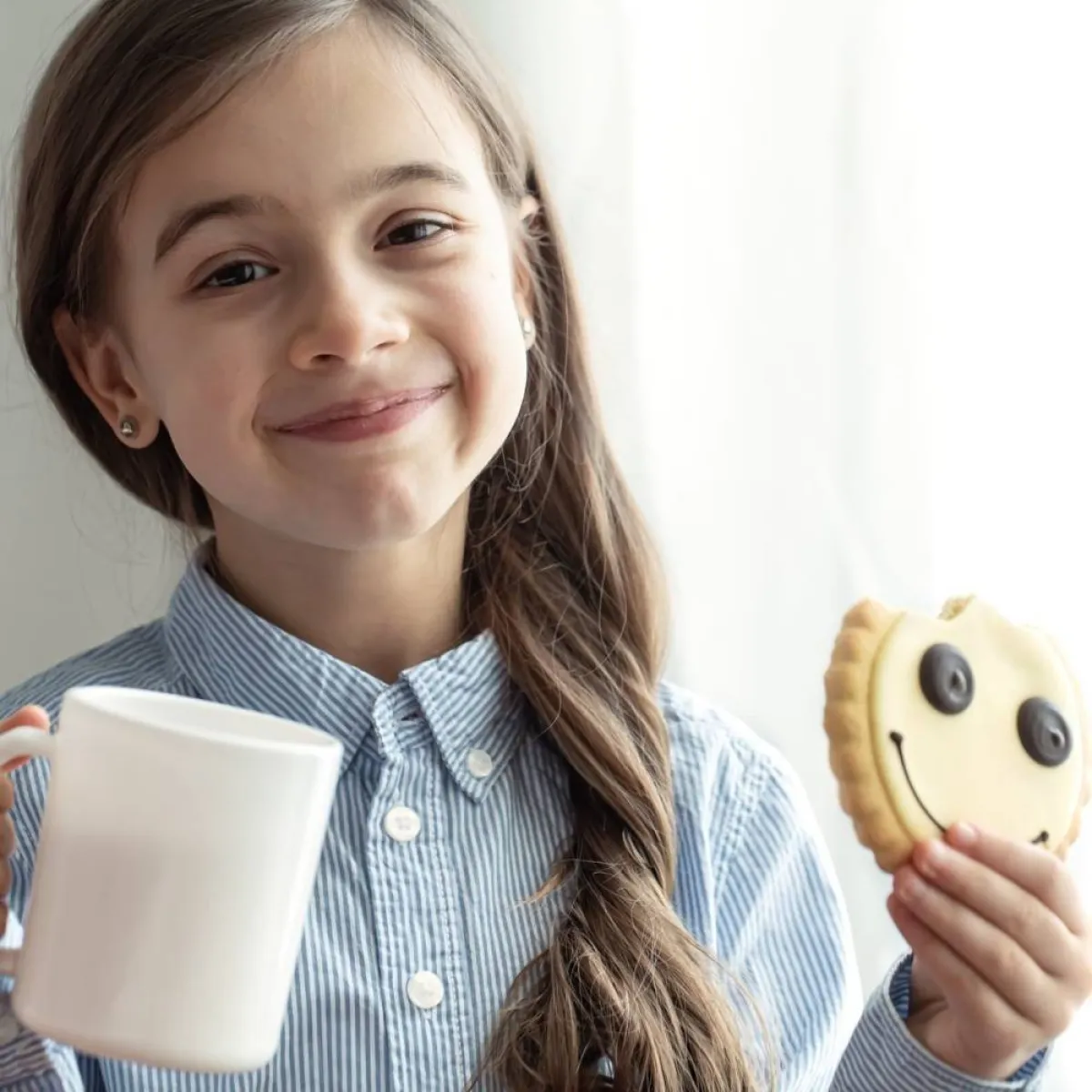 صورة لطفلة وكوب من ماء جوز الهند