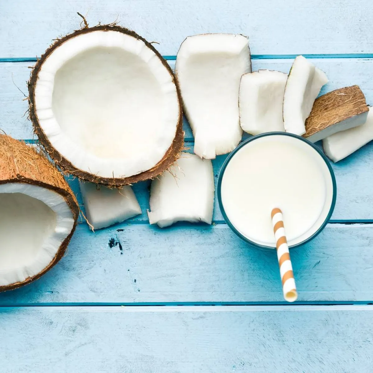 صورة لثمرات جوز هند مقطعة