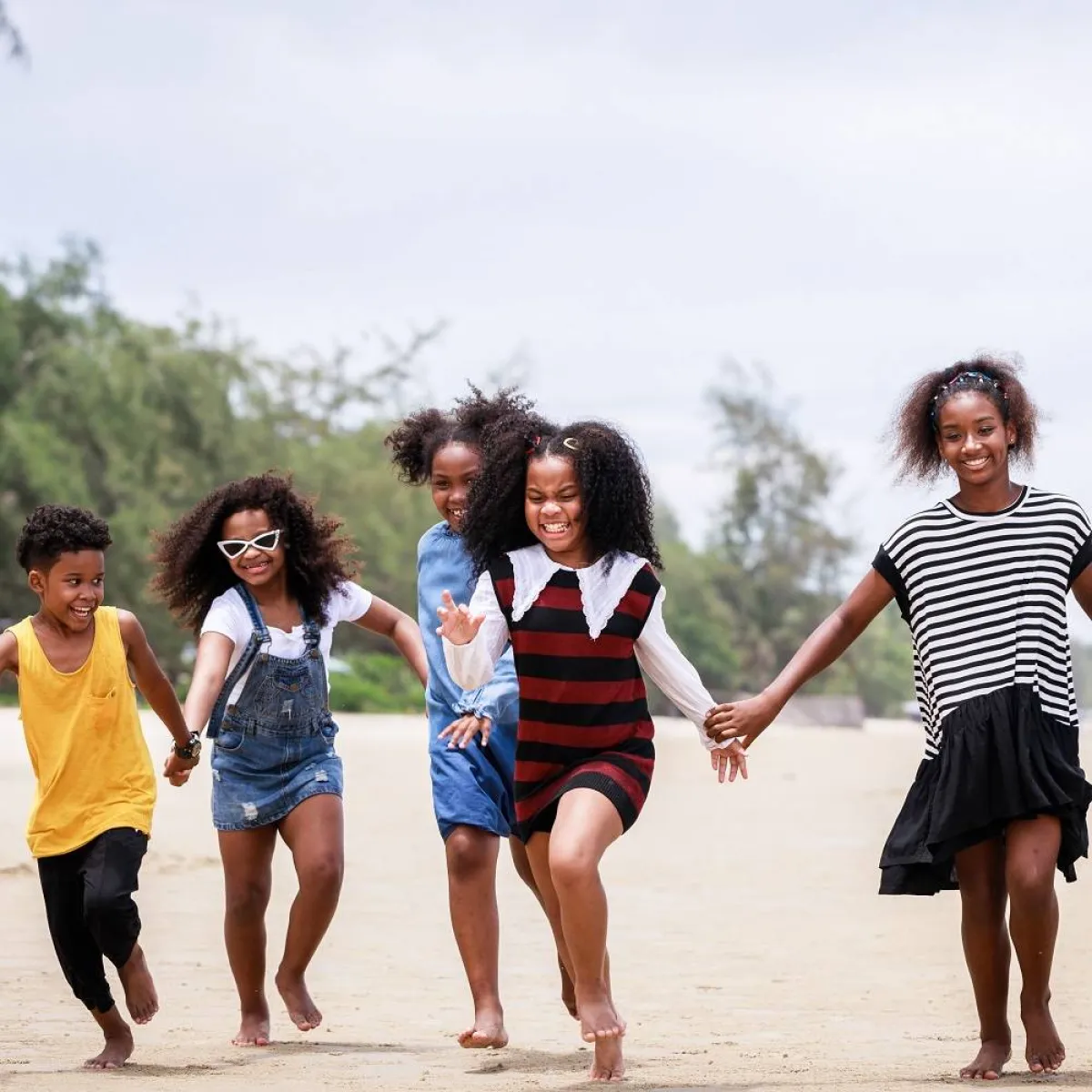 صورة لاطفال يجرون