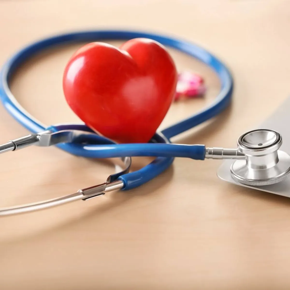 صورة لقلب وسماعة قلب