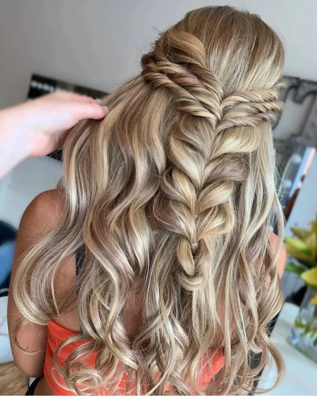 تسريحة ضفيرة السمكة نصف المرفوعة-الصورة من حساب francescaoslerhair