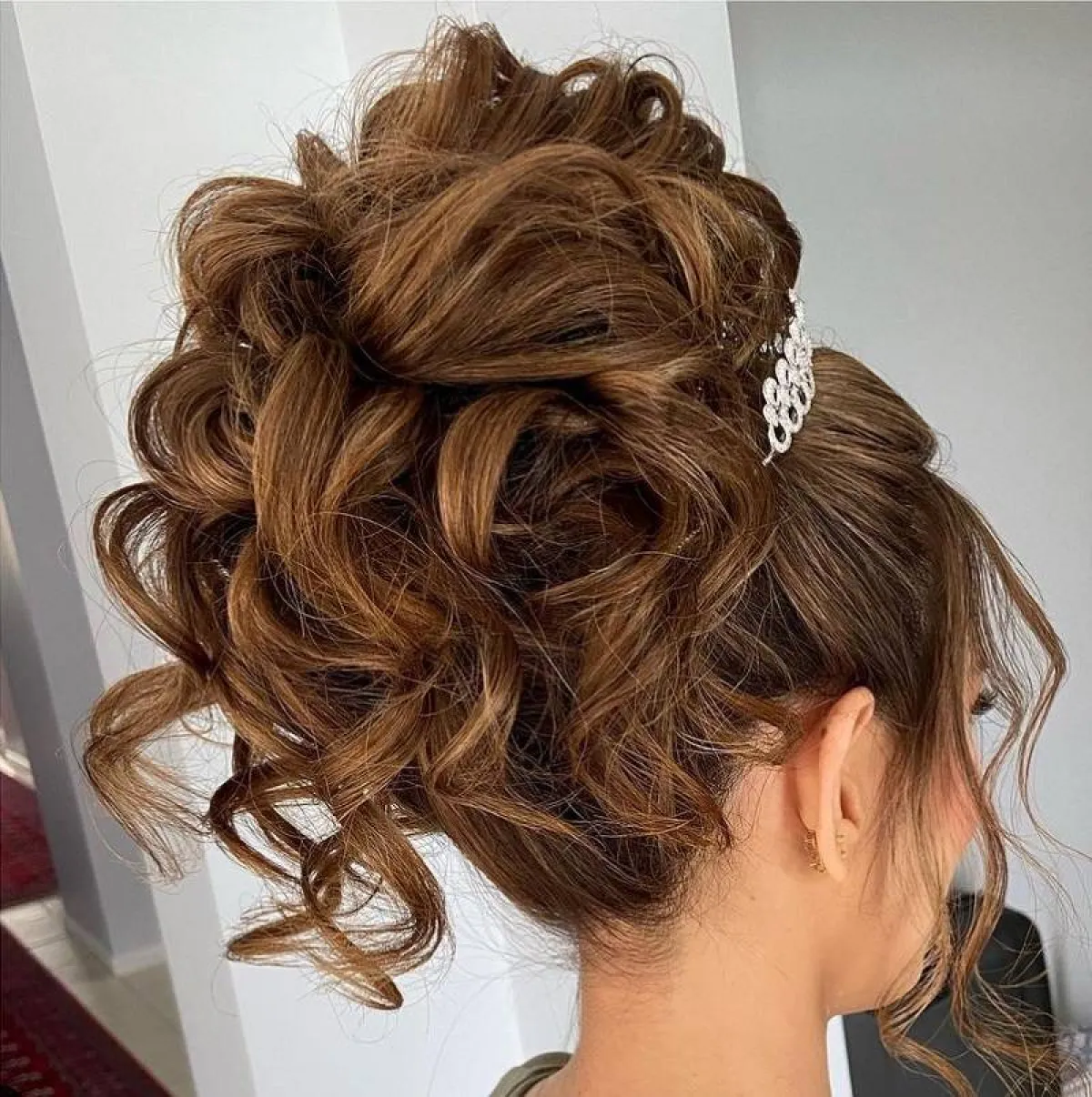 تسريحات شعر مرفوعة لعروس 2023