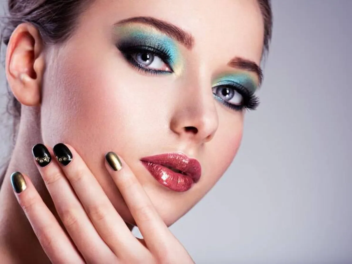  طريقة رسم العين باستخدام ظلال العيون