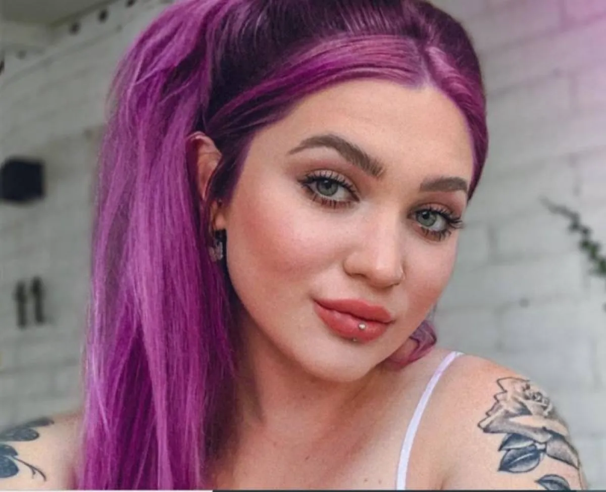 صبغات شعر وردي مع اللون الأسود