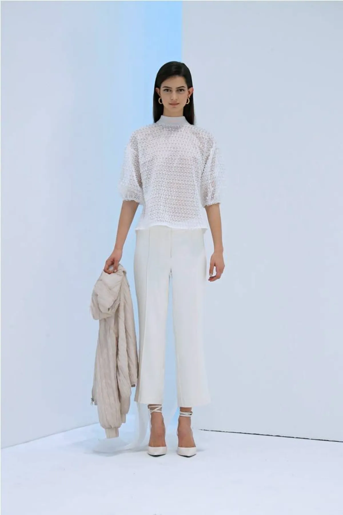 طرق تنسيق البنطلون الأبيض لخريف 2022 من سيمورّا Simorra