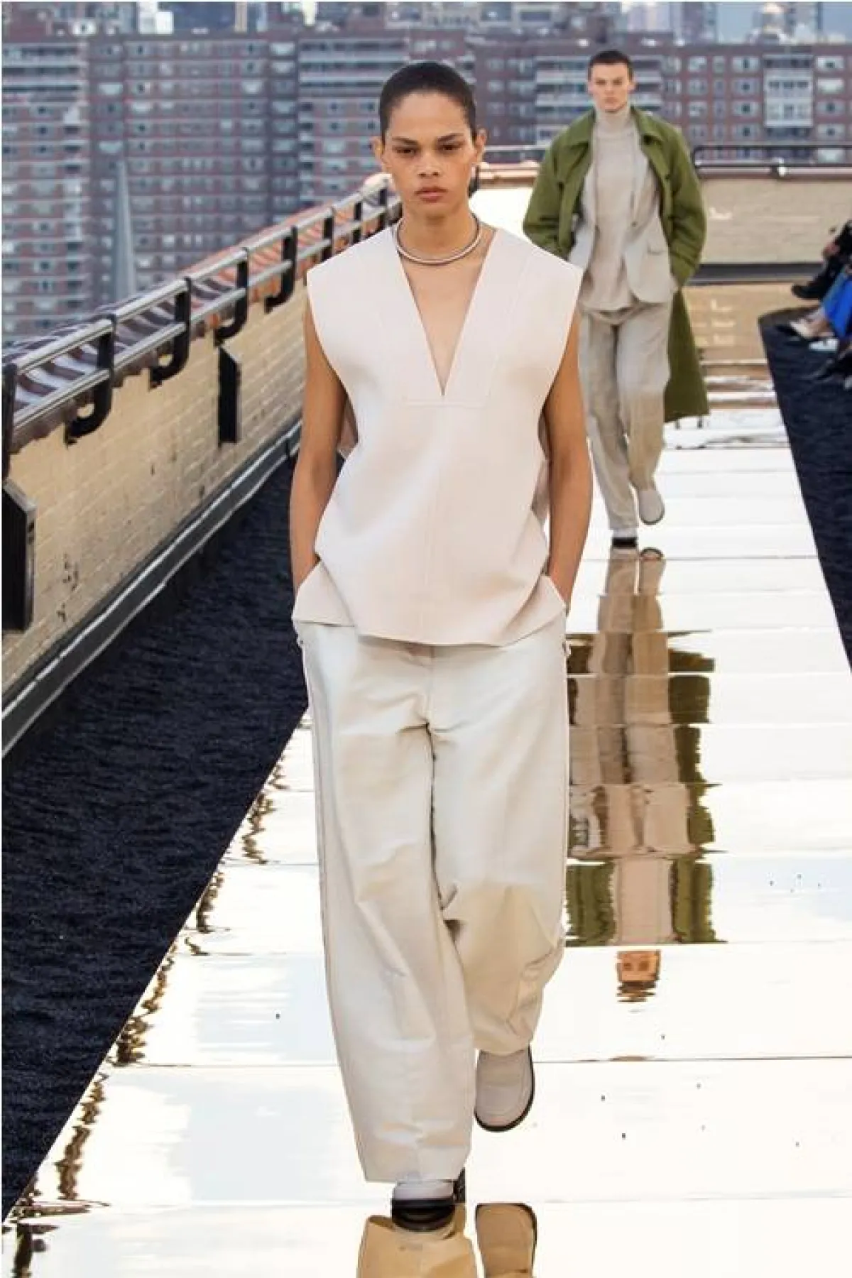 تنسيق البنطلون الأبيض من كوس Cos