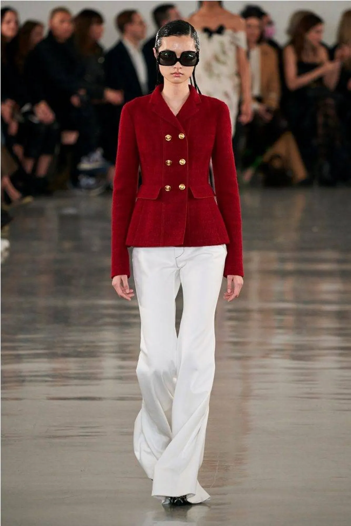 طرق تنسيق البنطلون الأبيض لخريف 2022 من جيامباتيستا فالي Giambattista Valli