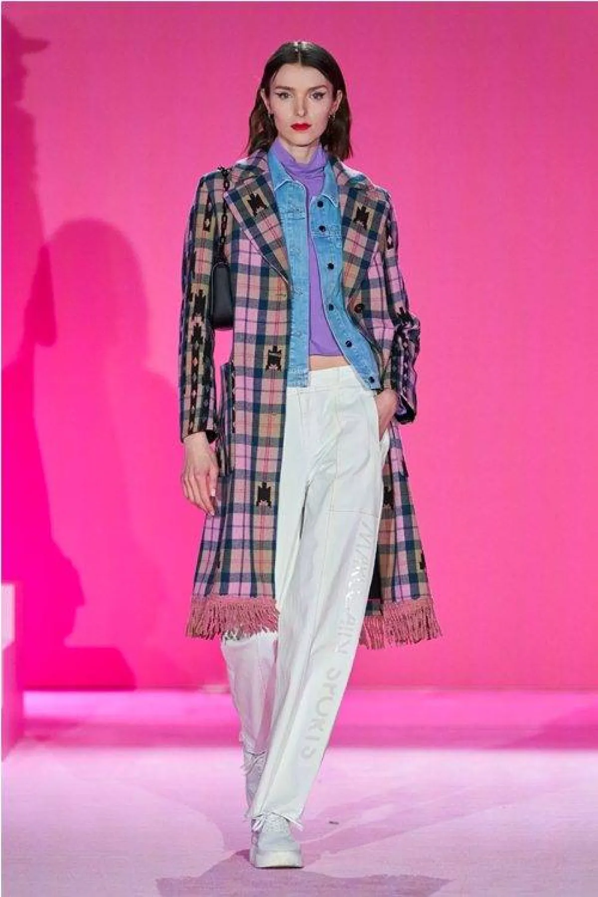 تنسيق البنطلون الأبيض من مارك كين Marc Cain