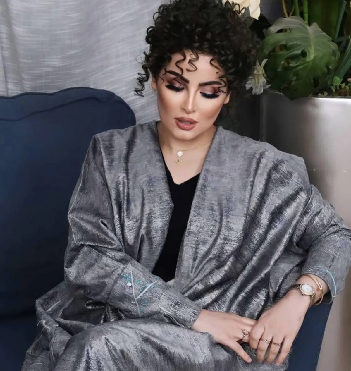 مروة محمد بعباية رمادية